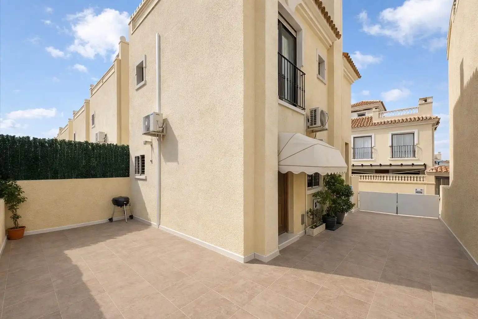Vista exterior de Casa o xalet en venda en Santa Pola amb Calefacció, Jardí privat i Moblat