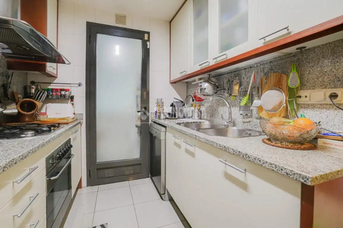 Cocina de Piso en venta en Barcelona con Balcón