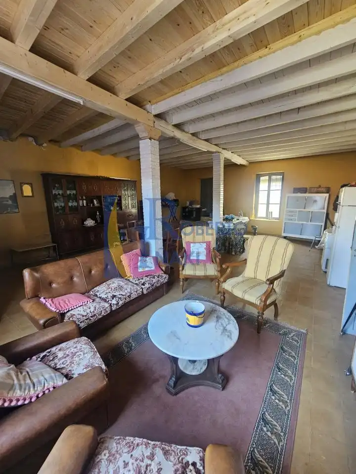 Sala d'estar de Casa o xalet en venda en Gusendos de los Oteros amb Jardí privat, Traster i Moblat