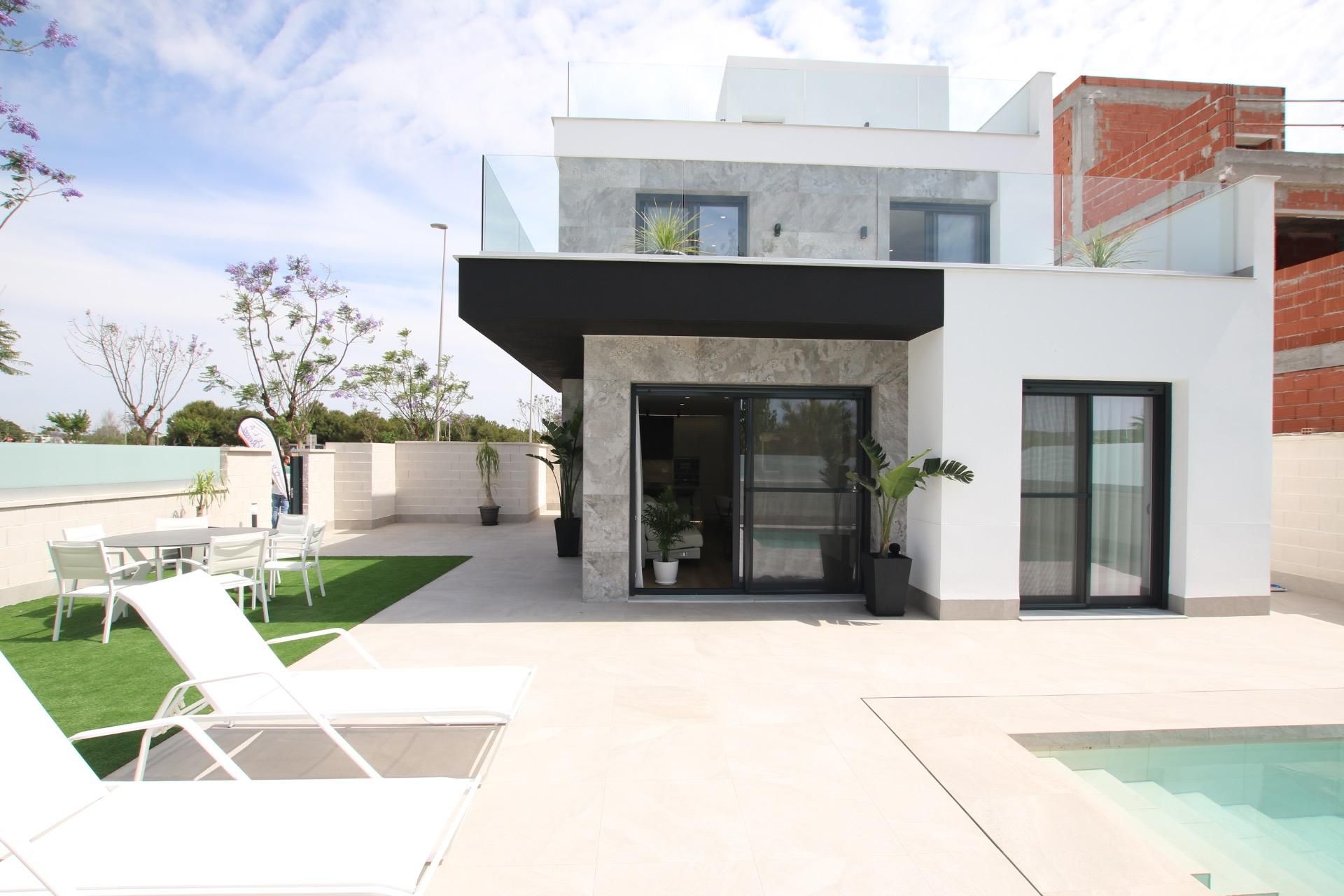 Vista exterior de Casa o xalet en venda en Pilar de la Horadada amb Aire condicionat, Jardí privat i Terrassa