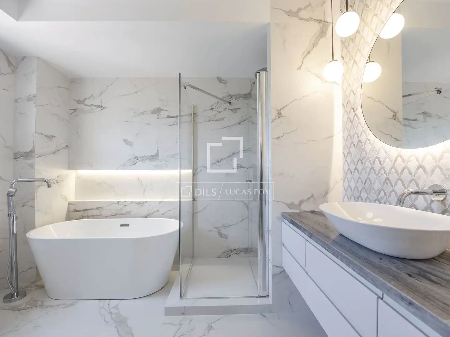 Bathroom of Attic for rent in Valencia  with Air Conditioner, Heating and Parquet flooring