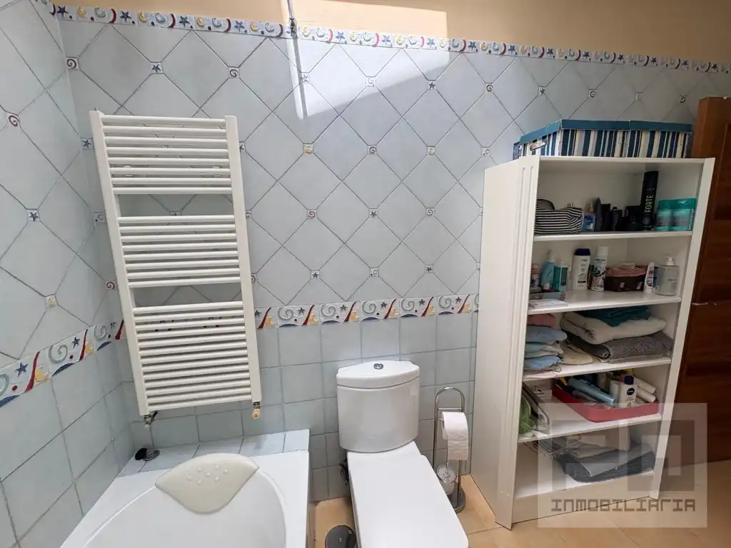 Badezimmer von Haus oder Chalet zum Verkauf in Las Navas del Marqués  mit Ofen, Waschmaschine und Mikrowelle