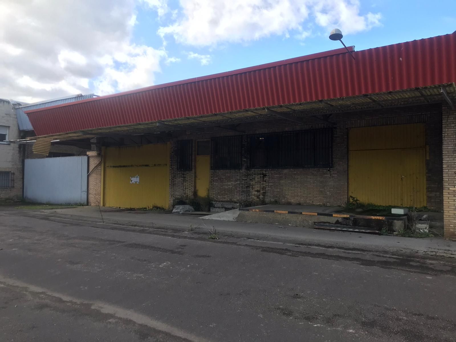 Vista exterior de Nau industrial en venda en Navia