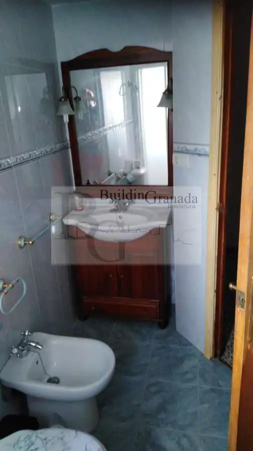 Bany de Pis de lloguer en Granada amb Terrassa, Moblat i Microones