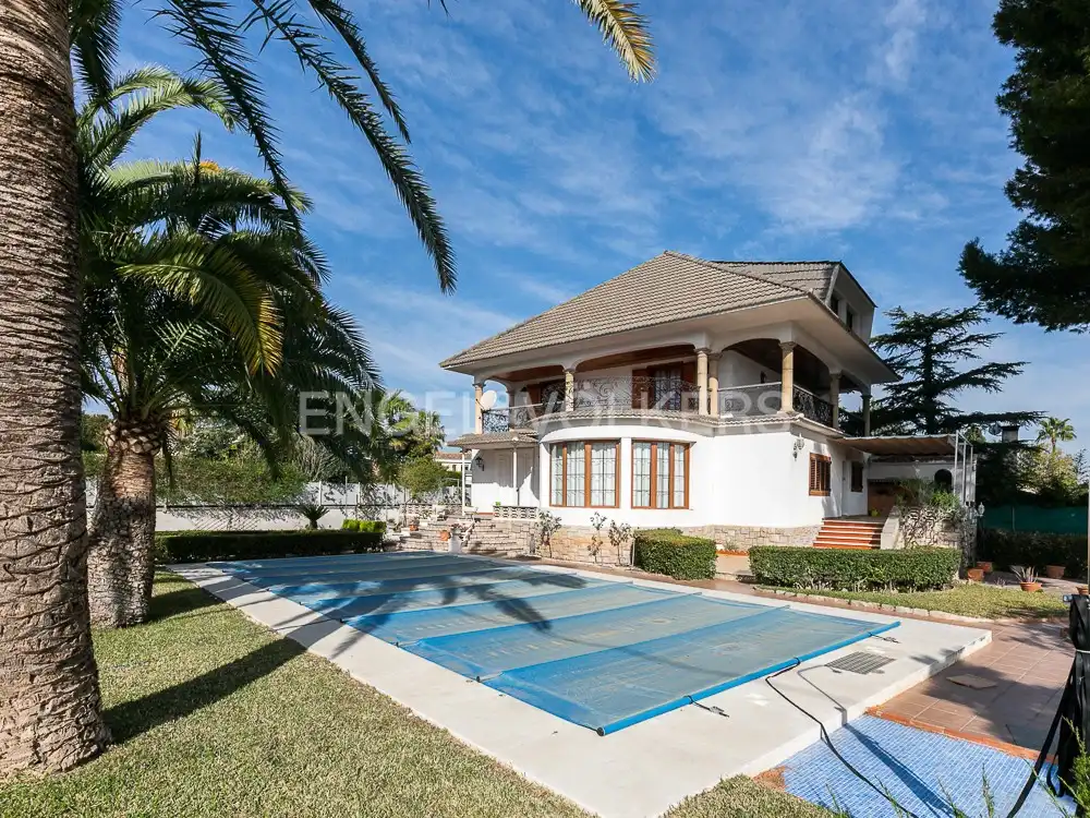 Vista exterior de Casa o chalet en venta en Paterna con Calefacción, Jardín privado y Parquet