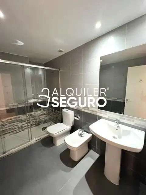 Bathroom of Flat for rent in Valdemoro  with Air Conditioner and Heating