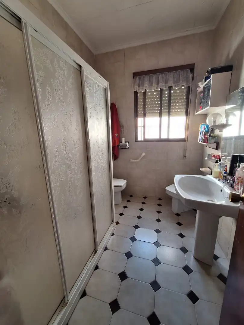 Badezimmer von Gebäude zum Verkauf in La Línea de la Concepción mit Alarm