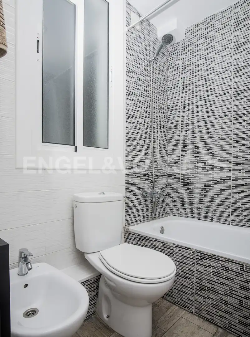 Badezimmer von Dachboden zum Verkauf in Barcelona mit Klimaanlage, Heizung und Parkett