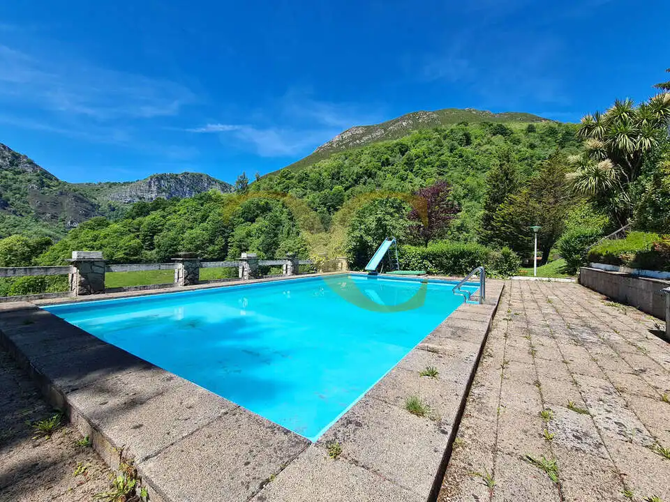 Piscina de Casa o chalet en venta en Caso con Calefacción, Jardín privado y Terraza