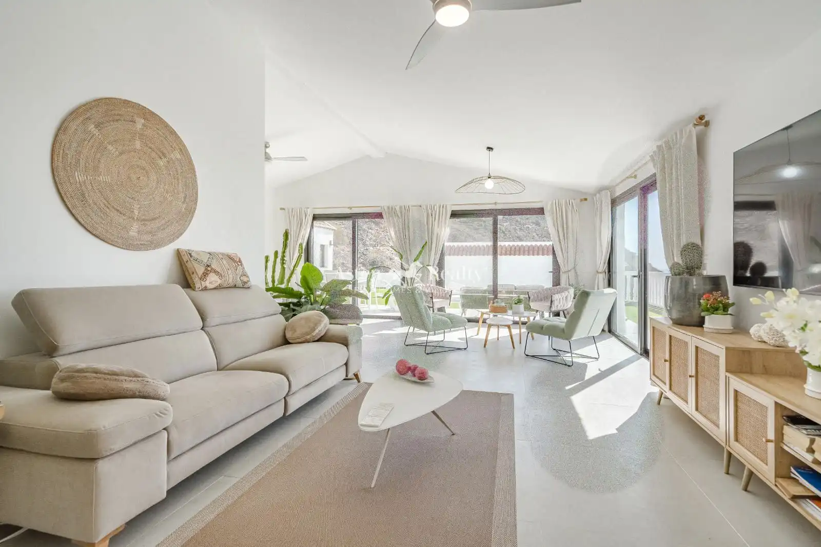Sala de estar de Casa o chalet en venta en Santiago del Teide con Aire acondicionado, Terraza y Piscina