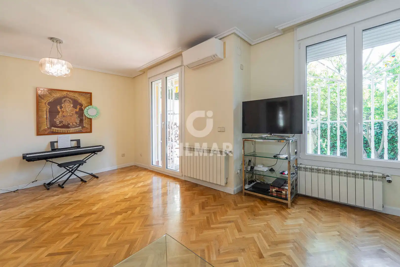 Sala d'estar de Casa adosada en venda en Madrid amb Calefacció i Jardí privat