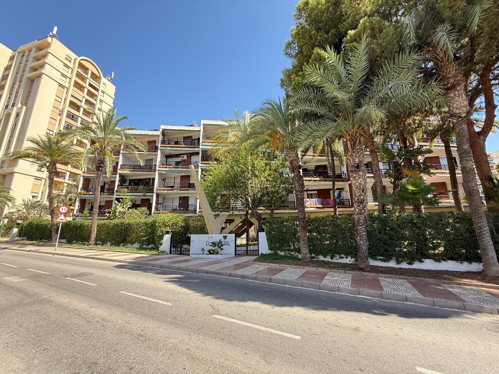 Vista exterior de Pis en venda en Roquetas de Mar amb Jardí privat i Terrassa