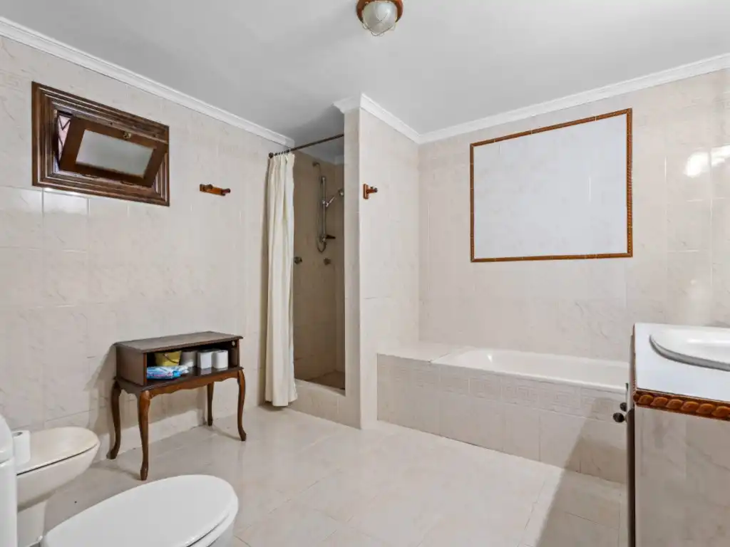 Bathroom of Houses for sale in Benalmádena