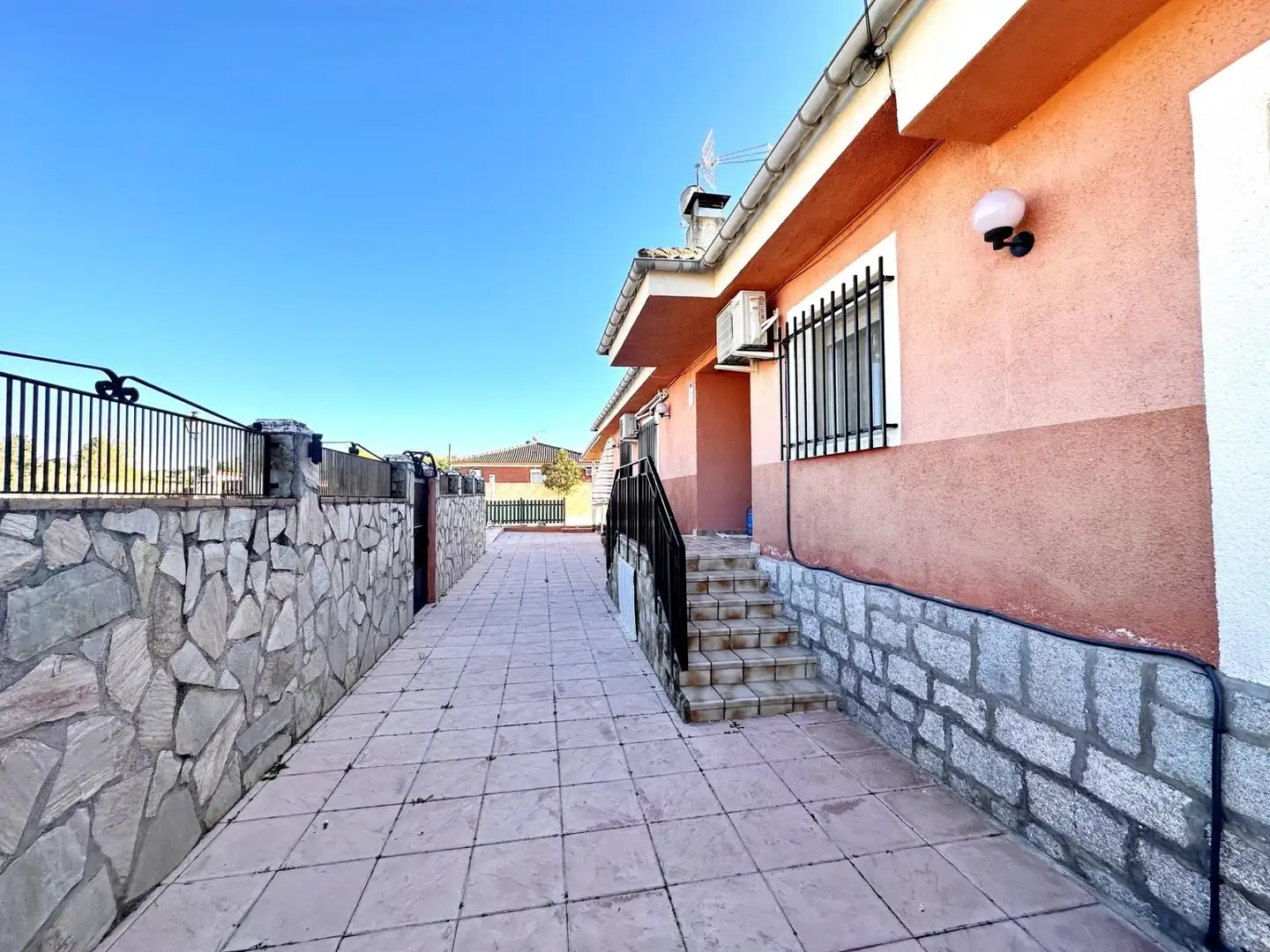 Exterior view of Houses for sale in Escalona  with Air Conditioner, Heating and Private garden