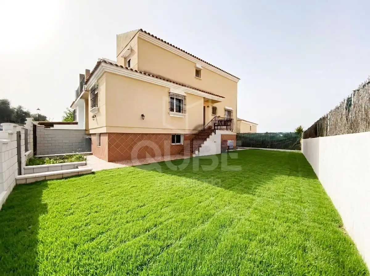 Außenansicht von Einfamilien-Reihenhaus zum Verkauf in Alhaurín de la Torre mit Klimaanlage, Terrasse und Abstellraum