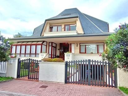 Vista exterior de Casa o xalet en venda en Santoña amb Terrassa