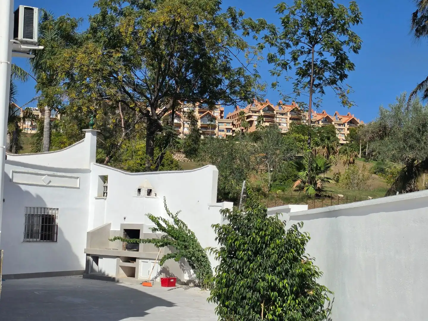 Vista exterior de Casa o xalet de lloguer en Marbella amb Jardí privat, Terrassa i Piscina