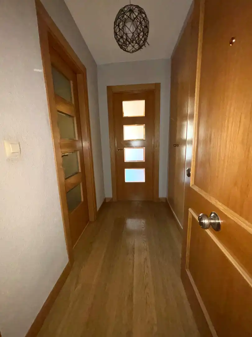 Wohnung zum Verkauf in Plasencia mit Klimaanlage, Parkett und Ofen