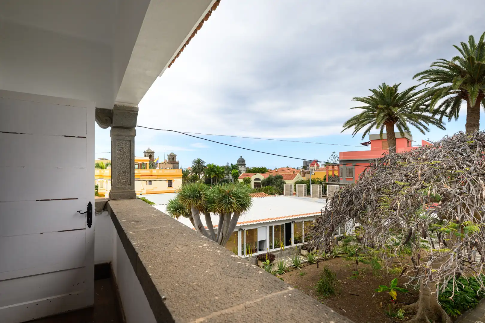 Vista exterior de Casa o xalet en venda en Las Palmas de Gran Canaria amb Aire condicionat, Jardí privat i Terrassa