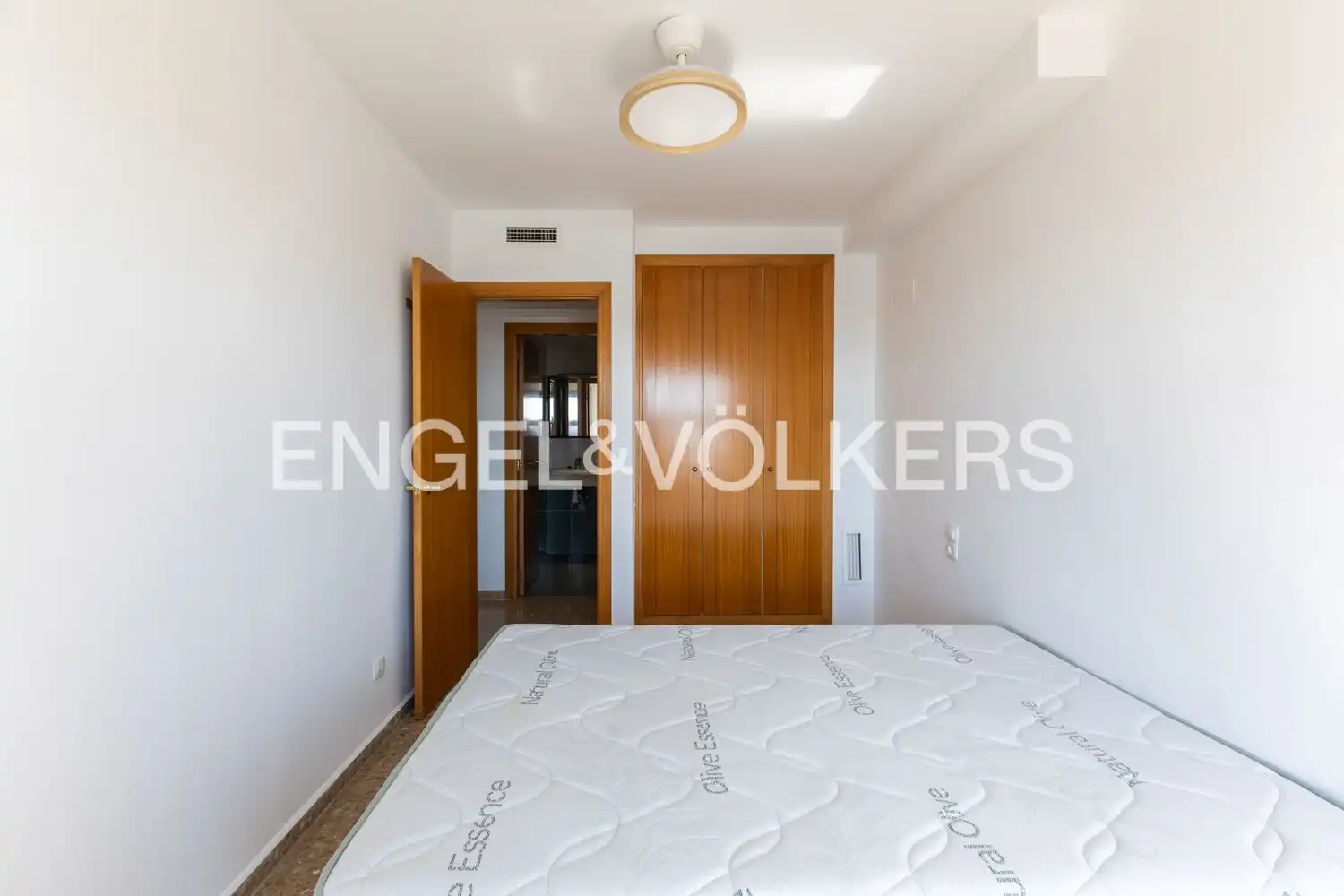 Schlafzimmer von Dachboden zur Miete in Valencia mit Klimaanlage, Heizung und Terrasse