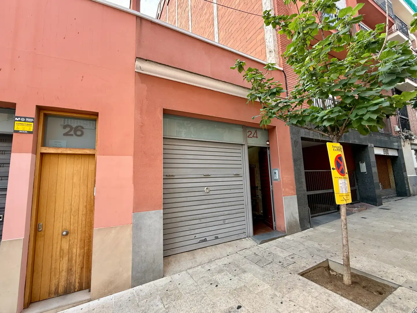 Vista exterior de Casa adosada en venda en Barcelona amb Aire condicionat, Calefacció i Jardí privat