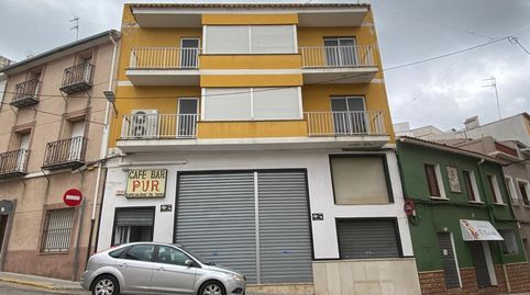 Edificio con local en el centro de Pego