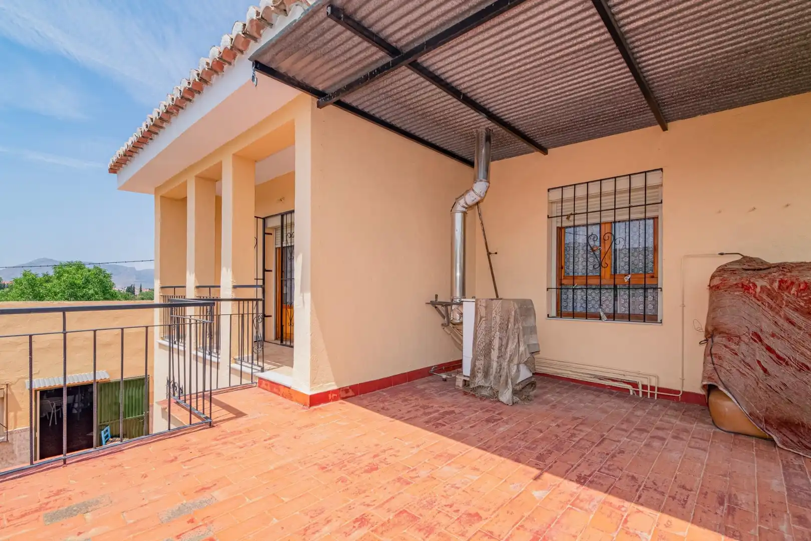 Vista exterior de Casa o xalet en venda en Baza amb Aire condicionat, Calefacció i Jardí privat