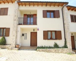 Vista exterior de Casa o xalet en venda en Barásoain amb Calefacció, Jardí privat i Parquet