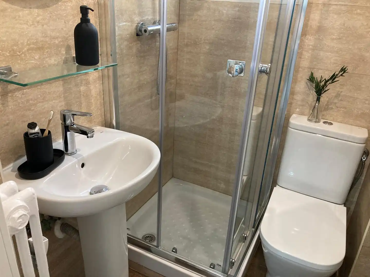 Bany de Apartament de lloguer en Madrid amb Aire condicionat, Calefacció i Moblat