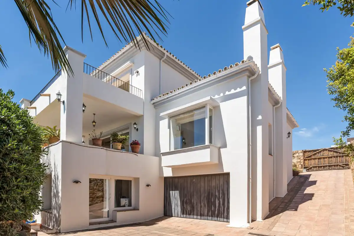 Vista exterior de Casa o chalet en venta en Manilva con Aire acondicionado, Jardín privado y Terraza