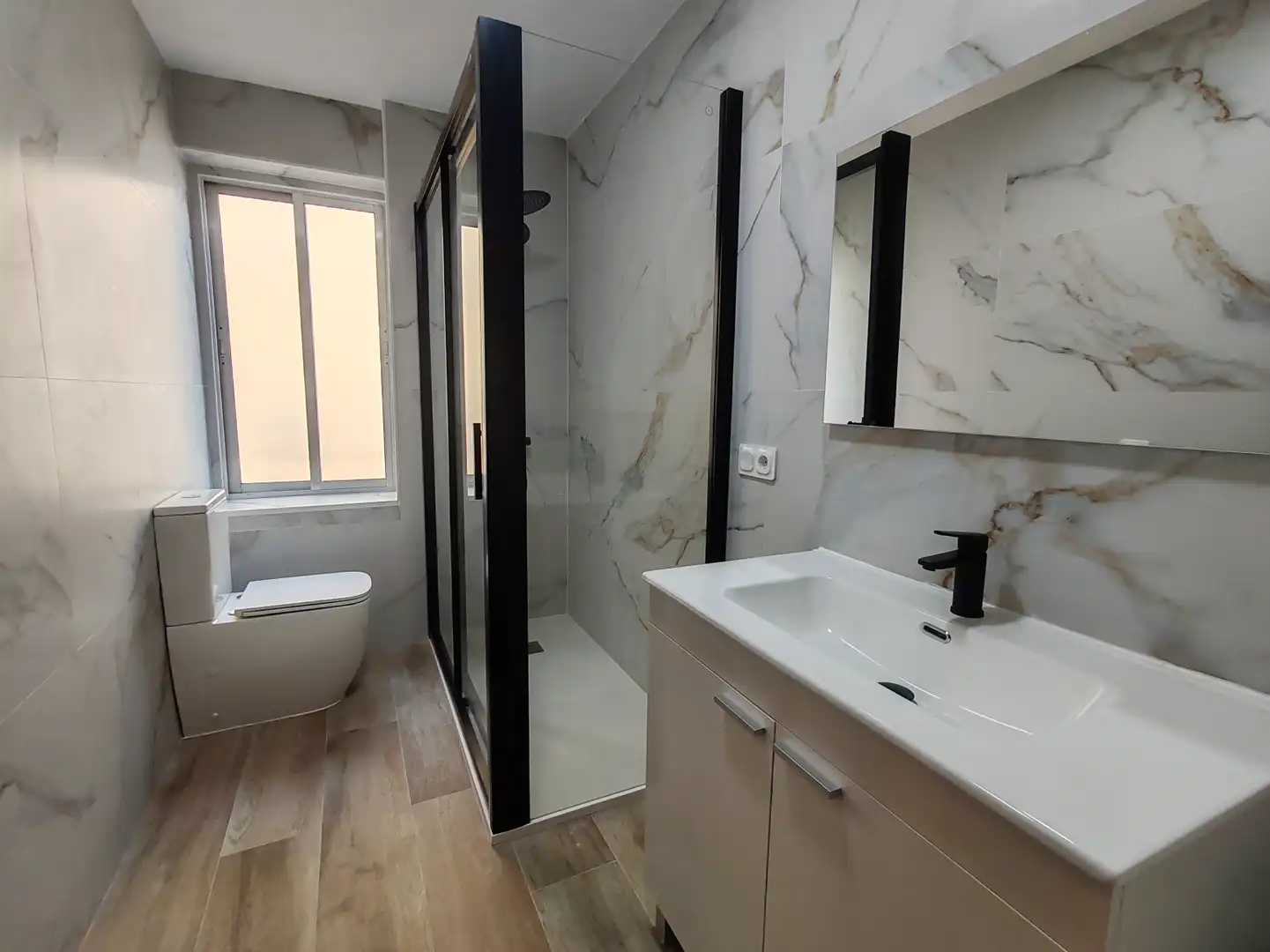 Bathroom of Flat for rent in Avilés  with Terrace and Furnished