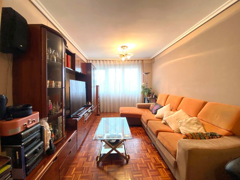 Sala de estar de Piso en venta en Vitoria - Gasteiz con Calefacción, Parquet y Trastero
