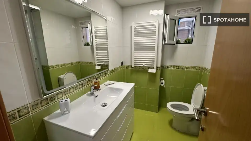 Bathroom of Flat for rent in Valencia  with Air Conditioner, Heating and Furnished