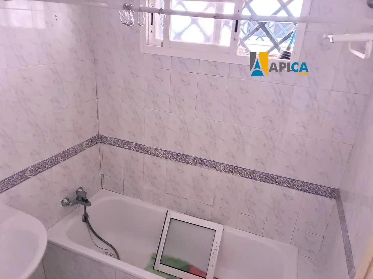 Bany de Pis en venda en Algeciras amb Aire condicionat, Piscina i Piscina comunitària