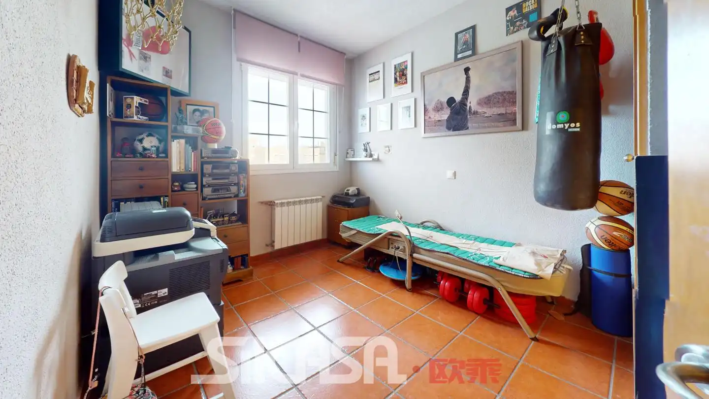 Schlafzimmer von Einfamilien-Reihenhaus zum Verkauf in Parla mit Klimaanlage, Heizung und Privatgarten