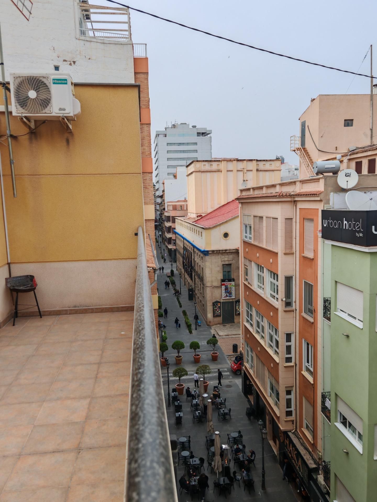 Vista exterior de Àtic en venda en Alicante / Alacant amb Aire condicionat, Terrassa i Moblat