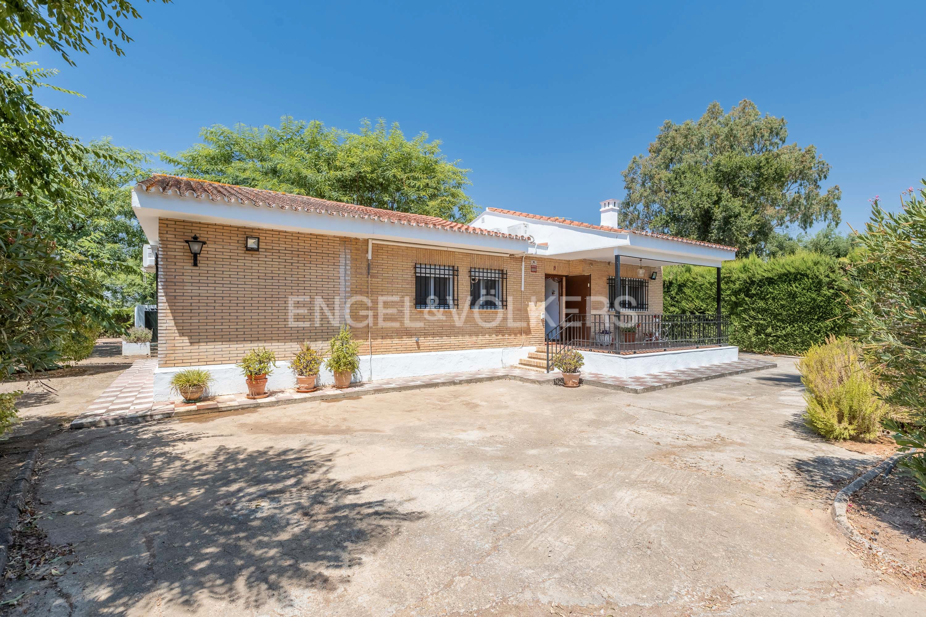 Exterior view of Country house for sale in Carmona  with Air Conditioner, Heating and Private garden