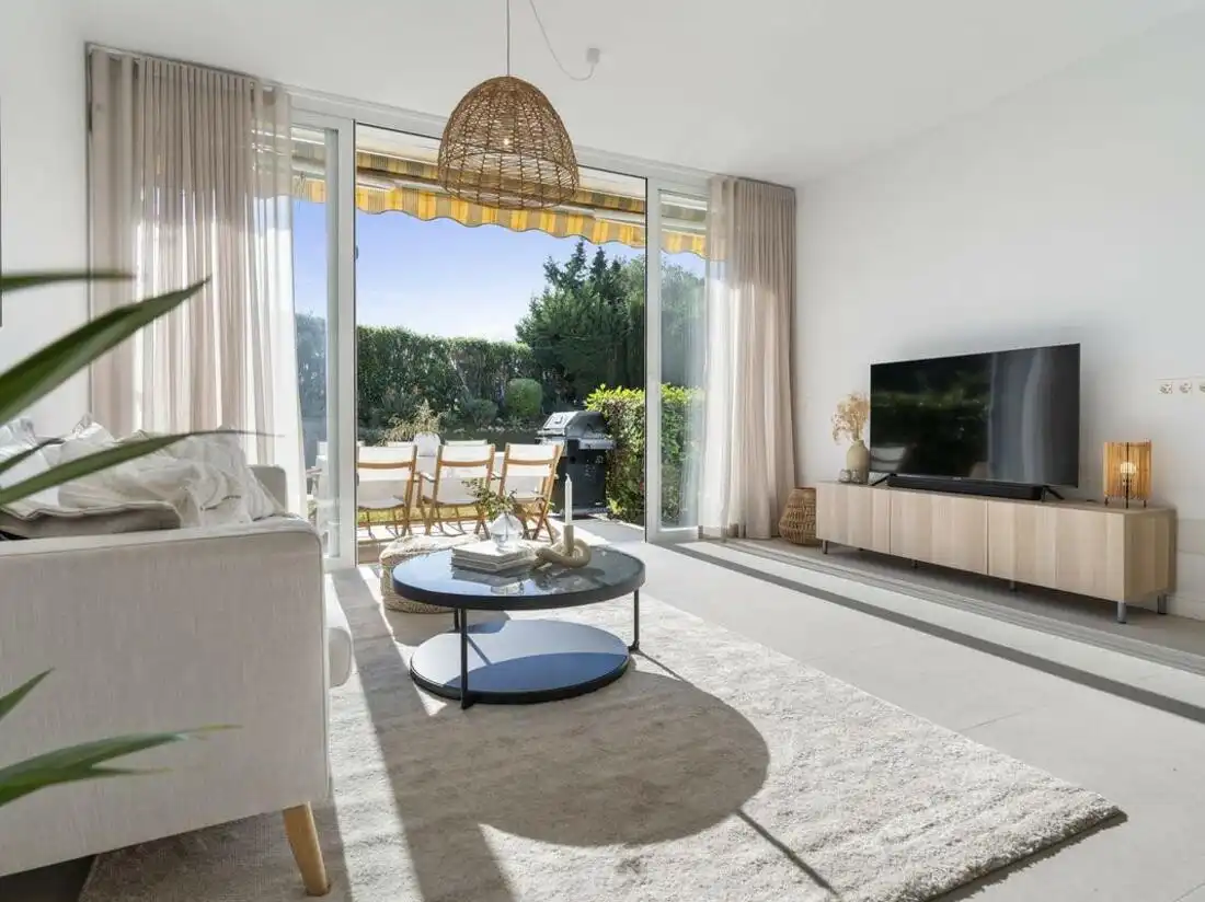 Wohnzimmer von Einfamilien-Reihenhaus zum Verkauf in Marbella mit Klimaanlage, Terrasse und Balkon
