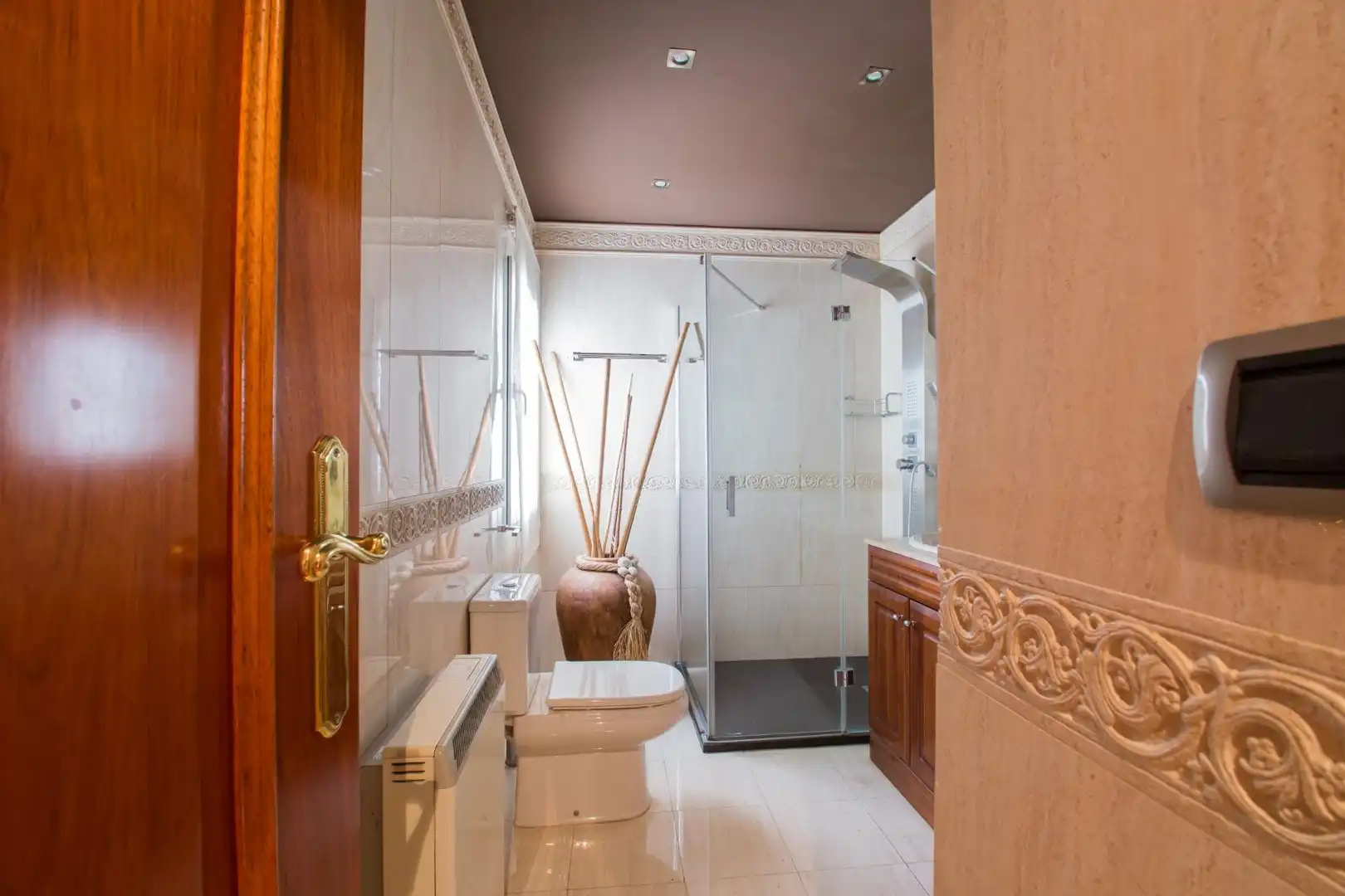 Bathroom of Flat for share in Granada  with Parquet flooring