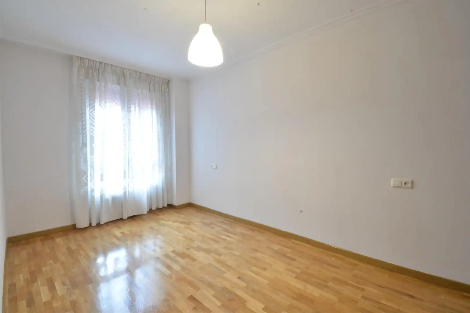 Habitación de Piso en venta en Oviedo  con Calefacción y Trastero