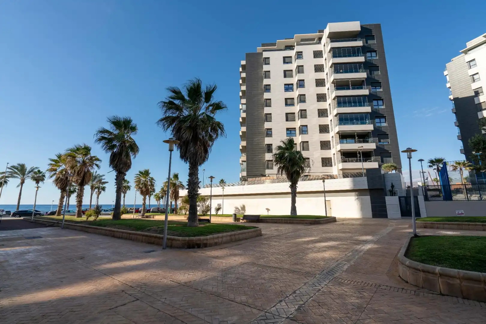 Vista exterior de Piso en venta en Almería con Aire acondicionado, Calefacción y Jardín privado