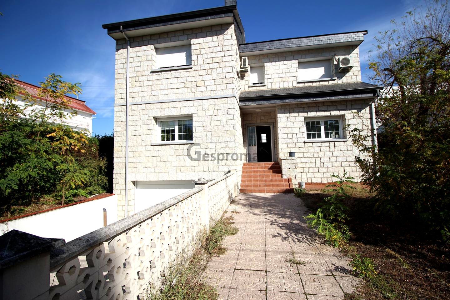 Vista exterior de Casa o xalet en venda en Pozuelo de Alarcón amb Aire condicionat, Calefacció i Jardí privat