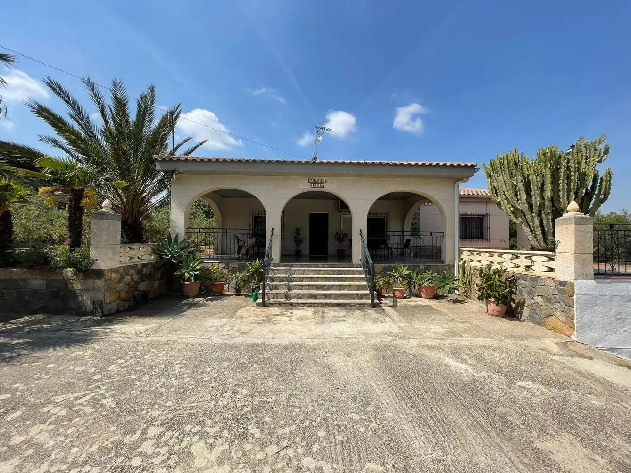 Vista exterior de Casa o xalet en venda en Alicante / Alacant amb Aire condicionat, Jardí privat i Terrassa