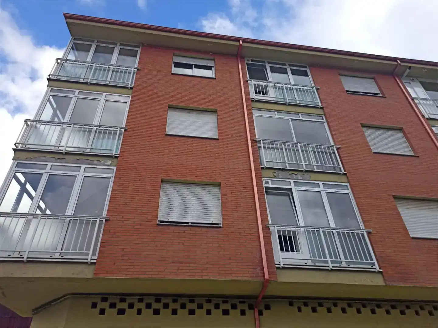 Vista exterior de Piso en venta en Toreno con Trastero y Amueblado