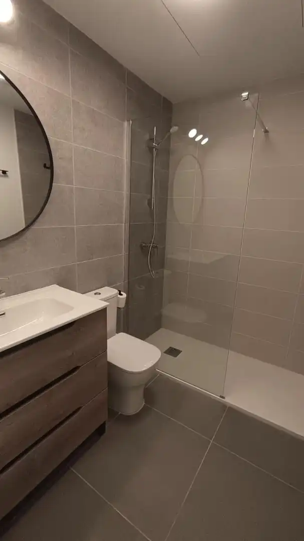 Baño de Apartamento de alquiler en Estepona con Aire acondicionado, Calefacción y Terraza