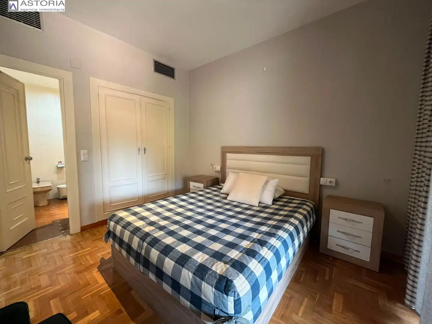 Habitación de Apartamento de alquiler en Granada con Aire acondicionado, Calefacción y Terraza