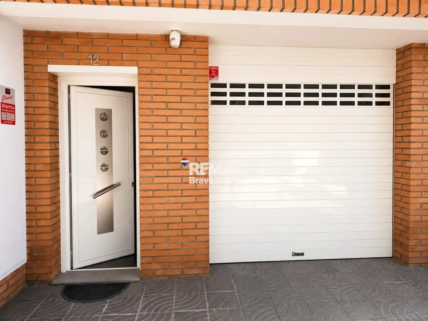 Vista exterior de Casa adosada en venda en Olot amb Calefacció, Balcó i Alarma