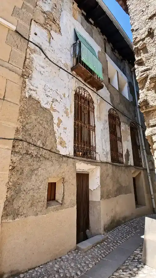 Vista exterior de Casa adosada en venda en Valderrobres amb Moblat i Balcó