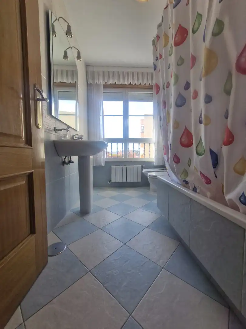Badezimmer von Wohnung zum Verkauf in Foz mit Heizung, Abstellraum und Möbliert