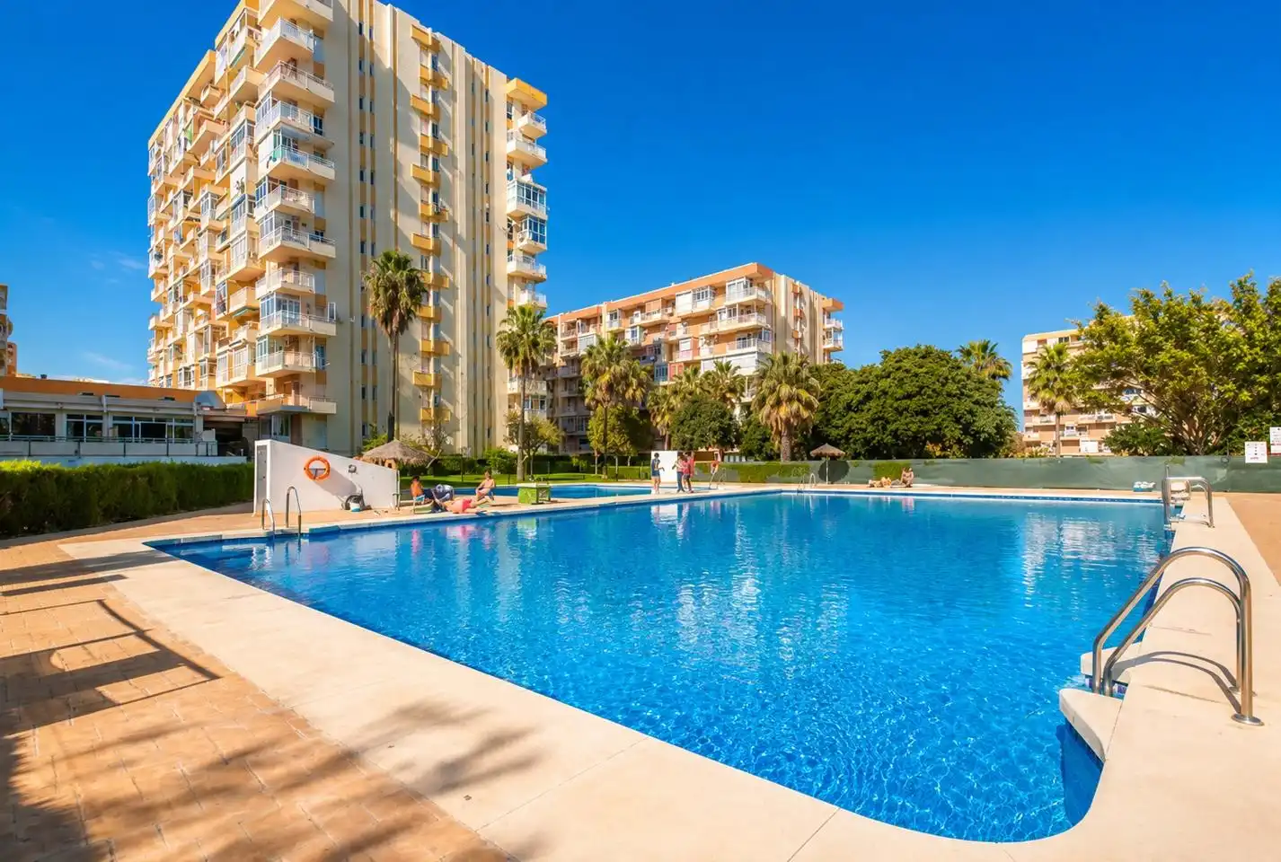 Piscina de Planta baixa en venda en Benalmádena amb Terrassa, Moblat i Piscina comunitària